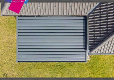 Bioklimatikus pergola tető Győrszemere, antracit lamellák a ház mellett