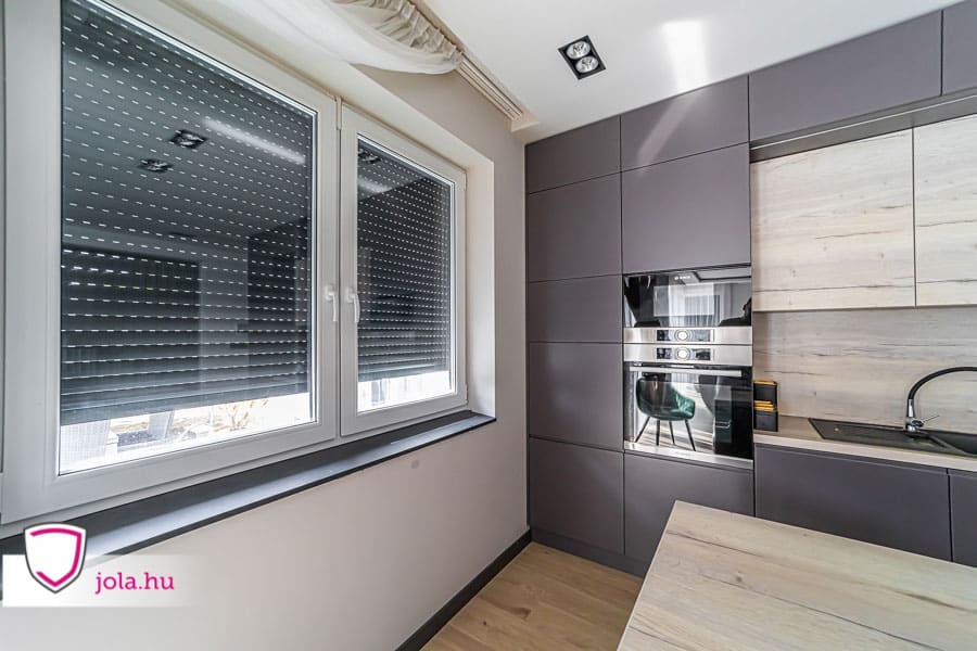 Antracit alumínium redőny és beltéri ajtók – nyíregyházi munkánk