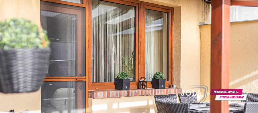 A nyitható szúnyogháló-megoldások egy mára egyre gyakoribb változata a toló szúnyogháló, amit az újabb típusú, “toló-bukó, emelő-toló” erkélyajtókra fejlesztettek ki. Ebben az esetben a háló mind felül, mind alul egy sínben fut, ha a nyílás mérete indokolja, akkor akár két irányban is.</p>
<p>Nyíló vagy nyitható szúnyoghálók