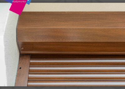 Közelkép: dió színű alumínium redőny lamellák, Pázd.