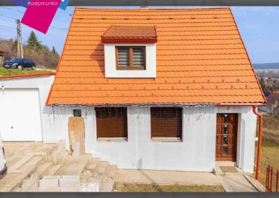 Motoros alumínium redőnyök dió színben Pázdon, ház homlokzatának árnyékolása