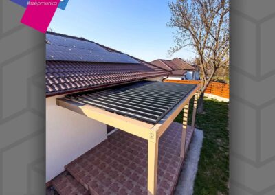 Szegmensnézetű bioklimatikus pergola a szigetszentmártoni udvaron, bézs oszlopokkal