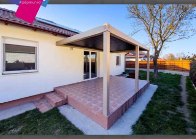 Szigetszentmártoni bioklimatikus pergola bézs oszlopokkal és sötét tetővel