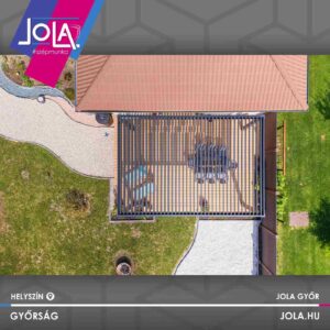 Győrsági antracit bioklimatikus pergola forgatható alumínium lamellákkal és fa teraszburkolattal